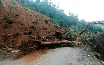 भीमदत्त राजमार्ग अवरुद्ध, सात जिल्लाका हजारौँ यात्रु अलपत्र